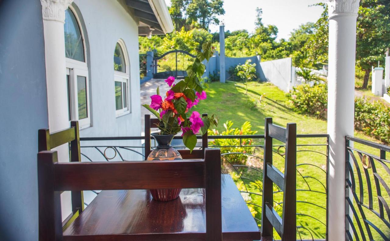 Runaway To Tranquility, Overlooking The Bay Runaway Bay Exterior photo